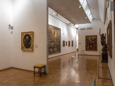 Passiamo nel corridoio orientale dove � possibile ammirare pregevoli dipinti del XVI e XVII secolo